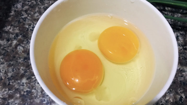 秋葵炒鸡蛋,把两个鸡蛋打入碗中