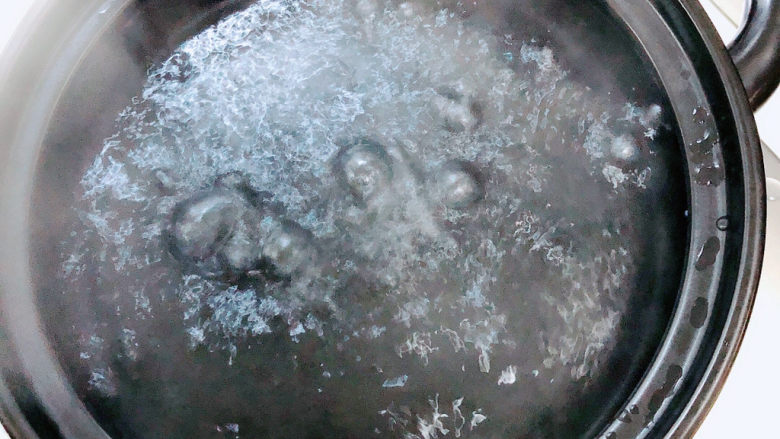 芝士泡面,小啥锅中倒入水,烧开锅。