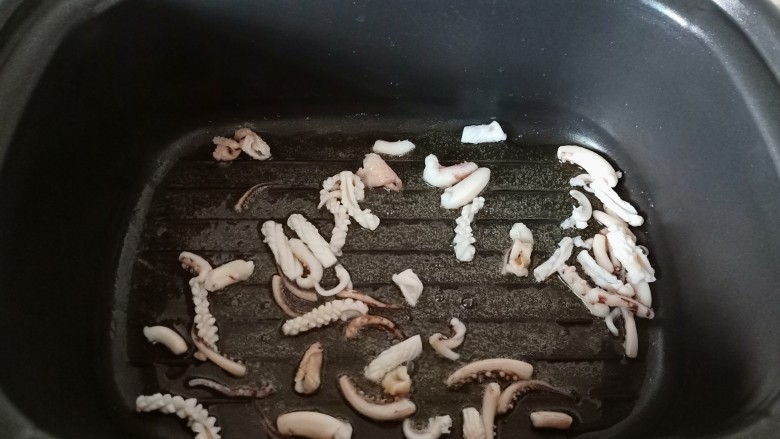 鱿鱼炒年糕,锅里重新放入食用油,下鱿鱼爆炒。