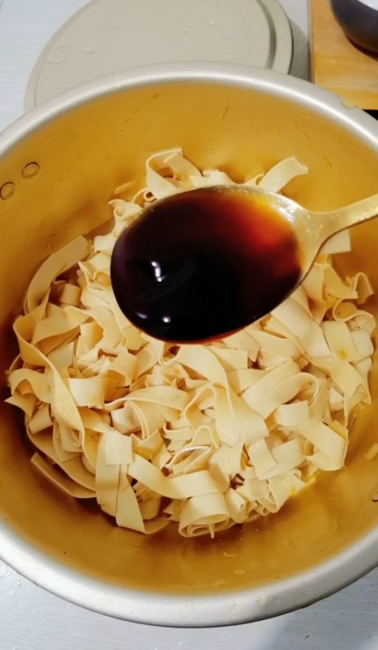 韭菜炒干豆腐,一小勺<a style='color:red;display:inline-block;' href='/shicai/ 721'>蚝油</a>