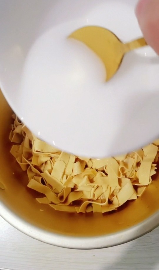 韭菜炒干豆腐,淀粉半小勺放入碗里,加入少半碗清水搅拌均匀,倒入锅里,中小火烧开即可