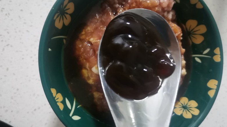 砂锅丸子,加入耗油
