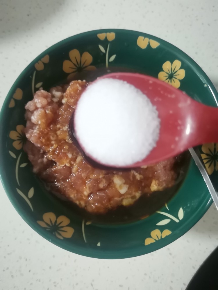 砂锅丸子,加入盐