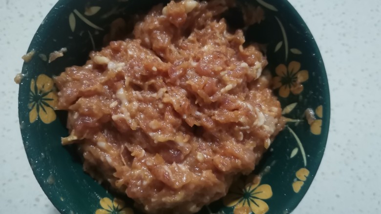 砂锅丸子,加入肉馅像一个方向搅拌均匀