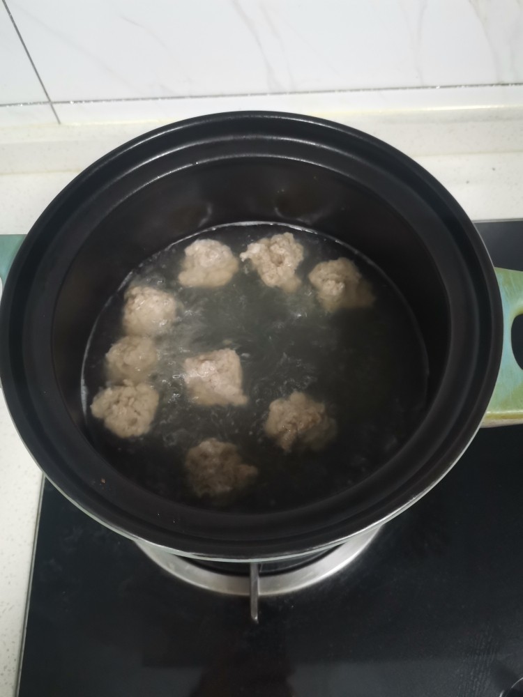 砂锅丸子,起锅烧水,水开下入丸子
