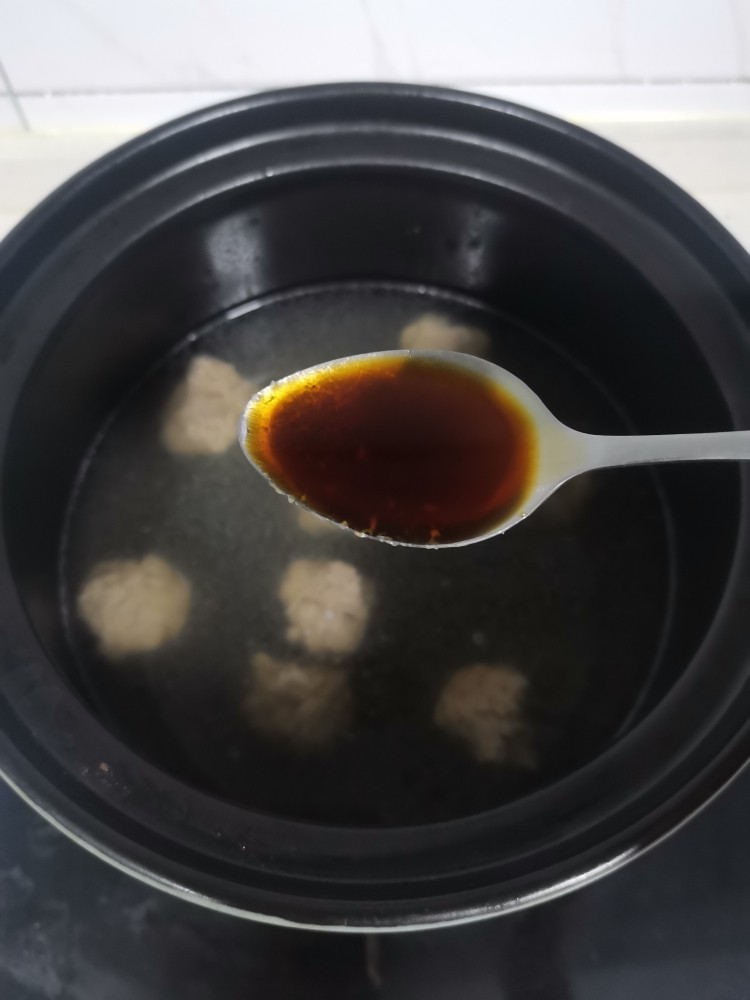 砂锅丸子,加入酱油