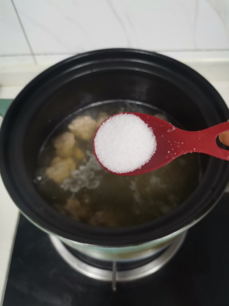 砂锅丸子,加入盐