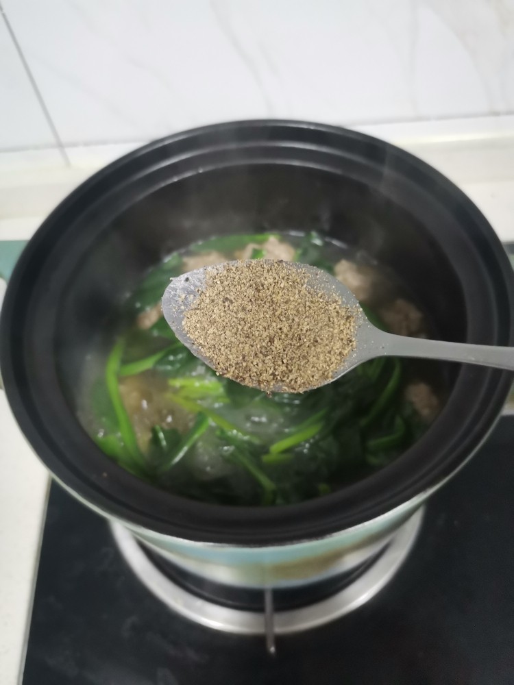 砂锅丸子,出锅前加入胡椒粉