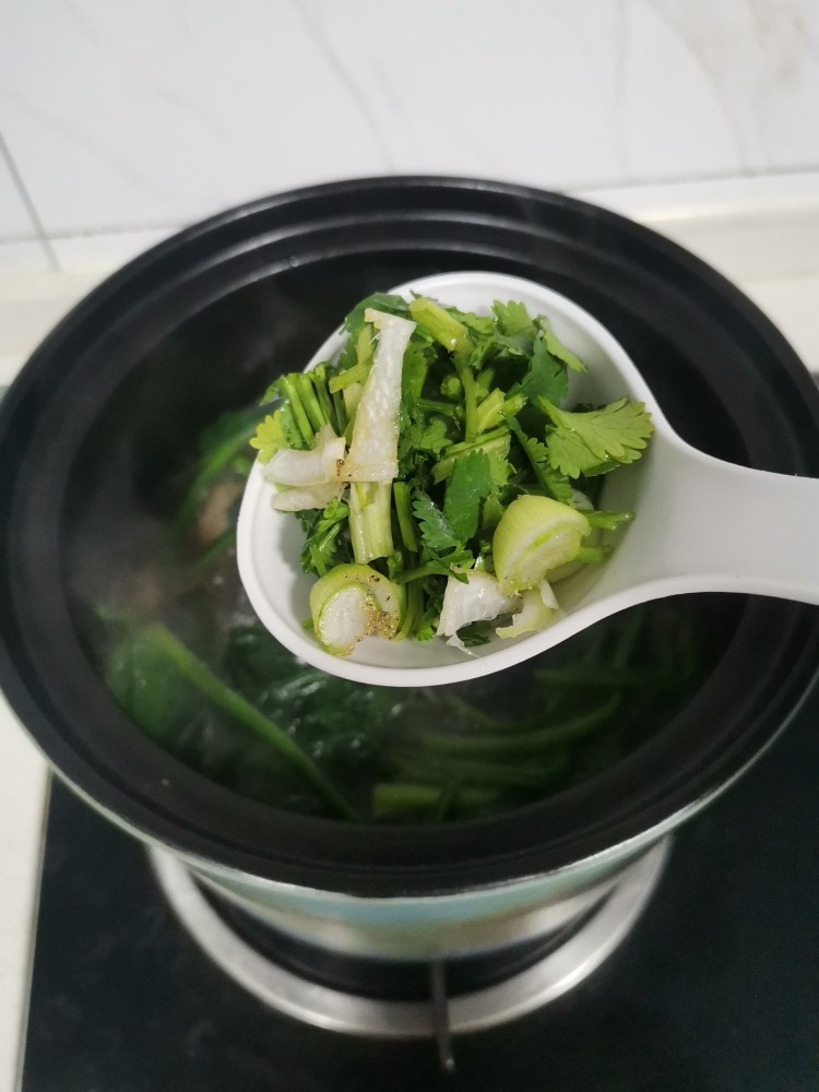 砂锅丸子,下入香菜,和葱花