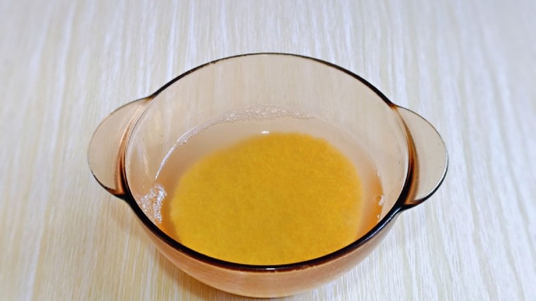 鸡蛋小米粥,<a style='color:red;display:inline-block;' href='/shicai/ 493'>小米</a>淘干净,清水泡15分钟。