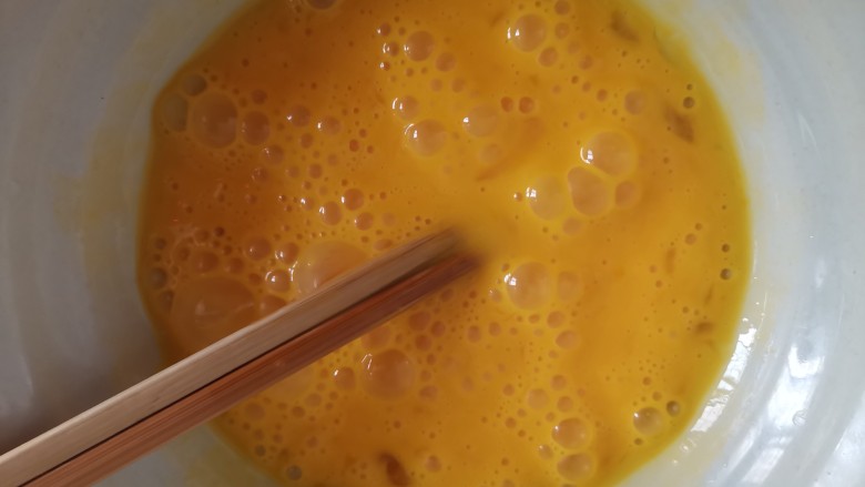 尖椒炒鸡蛋,把鸡蛋搅散