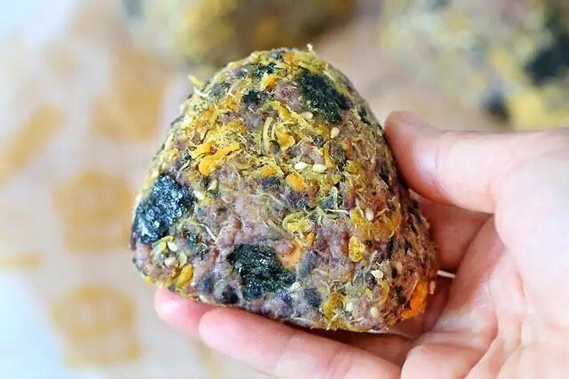 紫米饭团,美味营养的紫米饭团就做好了,虽然同样是米饭,可是用它来当早餐也丝毫没有违和感呢!