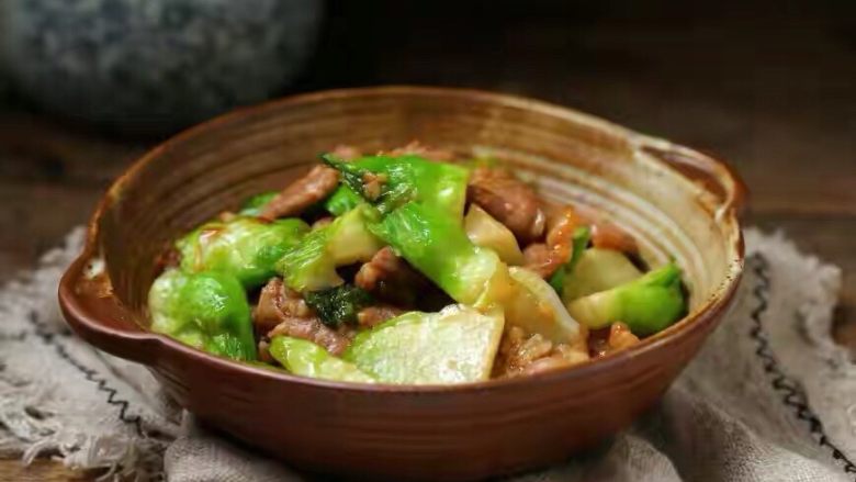 儿菜炒肉片,一道口感清香脆嫩、营养丰富的儿菜炒肉片就完成了!