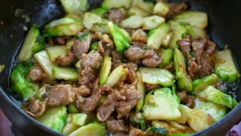 儿菜炒肉片,最后再把炒好的肉片倒入儿菜中,混合翻炒均匀盛出即可。