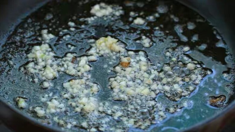 儿菜炒肉片,就着锅中剩余底油放入蒜末,小火煸炒出香味。