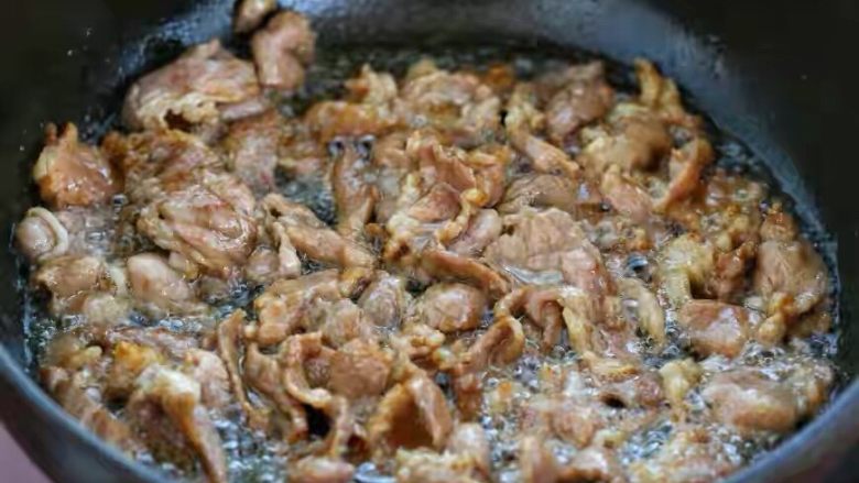 儿菜炒肉片,锅中倒适量食用油烧热,放入腌制好的肉片滑炒至发白断生状态,盛出备用。
