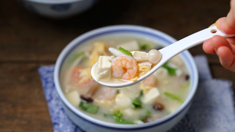白玉菇豆腐汤,虽然只用了盐和胡椒粉调味,却也鲜美无比哟!