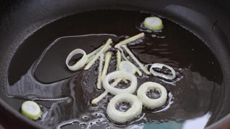 白玉菇豆腐汤,另起一锅倒入食用油烧至五成热,放入葱花和姜丝小火炒出香味。