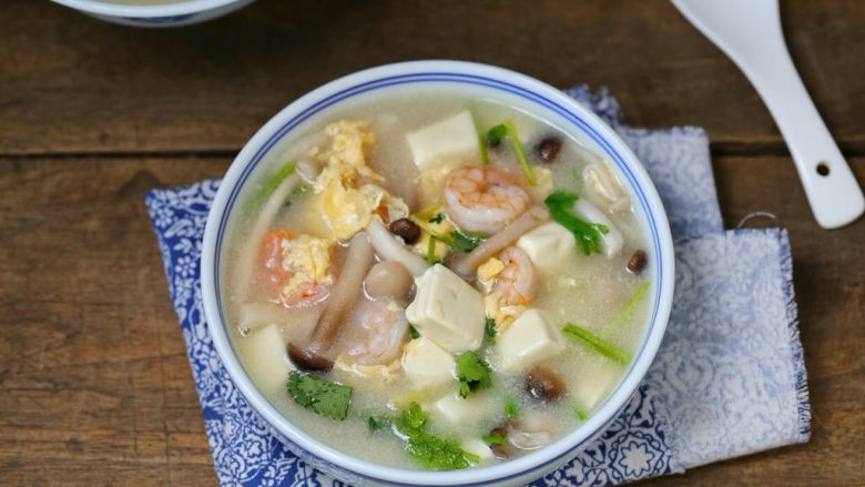 白玉菇豆腐汤,一道营养美味的白玉菇虾仁豆腐汤就完成了!