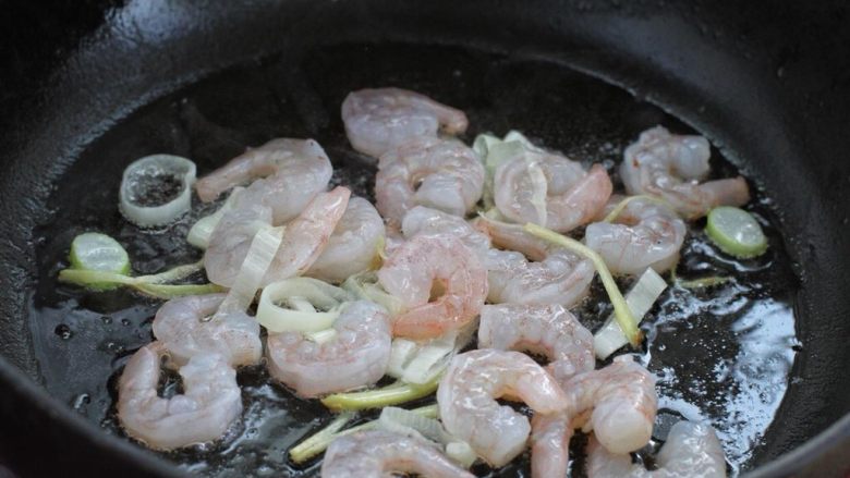 白玉菇豆腐汤,接着把虾仁放进去,快速翻炒至虾仁变色。