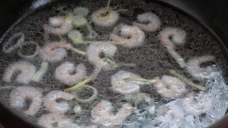 白玉菇豆腐汤,添入适量的热水,改大火煮至沸腾状态。
