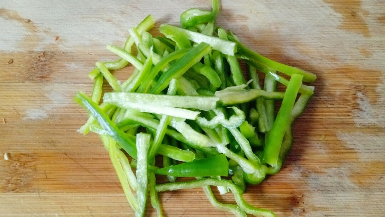 青椒炒土豆丝,青椒去蒂清洗干净,切成青椒丝