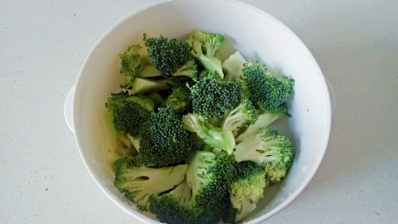 蒜蓉西兰花,切掉西兰花根部,用刀切成小朵