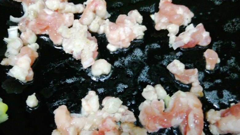 蒜蓉血豆腐,油锅放少量油,煸炒肉馅,变色。