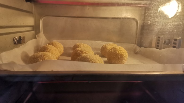 芝士土豆球,送入烤箱上下火180烤15分钟,观察土豆球明显膨胀就可以了