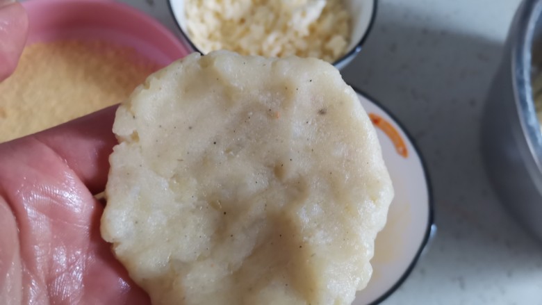 芝士土豆球,用手揪土豆泥,压成饼状