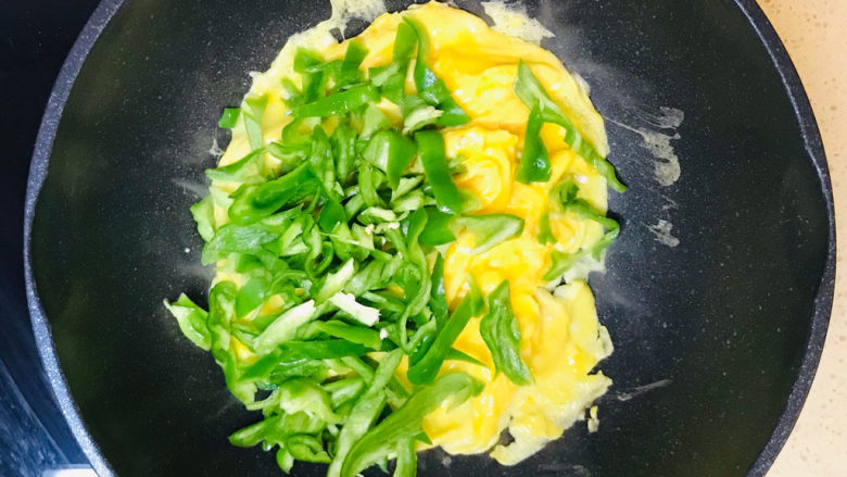 尖椒炒鸡蛋,一边翻炒,一边打散鸡蛋