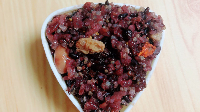 紫米饭团,将饭放入模具中,压实。