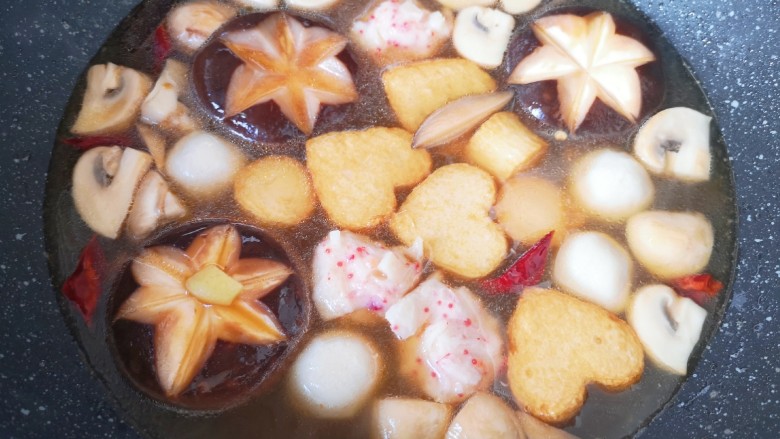 菌菇烩丸子,下入除过蟹味棒以外的火锅丸子。
