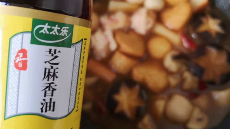 菌菇烩丸子,放几滴太太乐<a style='color:red;display:inline-block;' href='/shicai/ 141770'>芝麻香油</a>提味。
