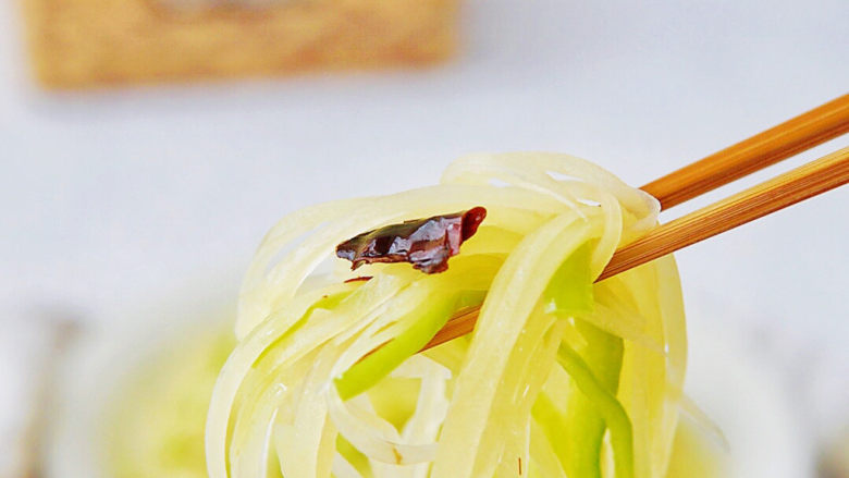 青椒炒土豆丝,清脆爽口,鲜香微辣,酸酸的口感美味极了,貌似没有什么技术含量哦