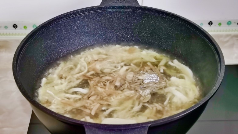 白玉菇豆腐汤,加入切好的豆腐,再次烧开。