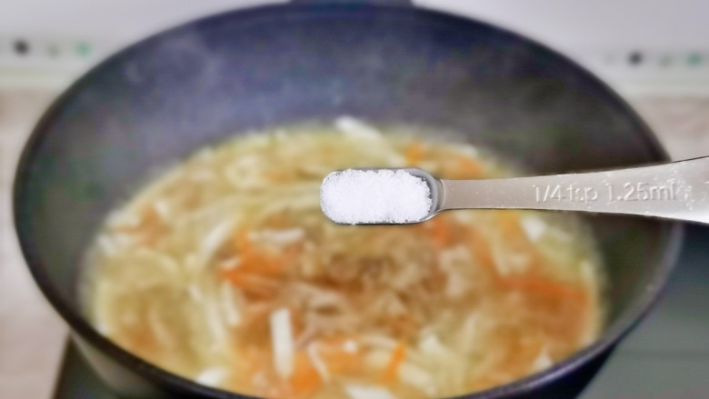 白玉菇豆腐汤,按个人口味加入盐,大火煮两分钟。