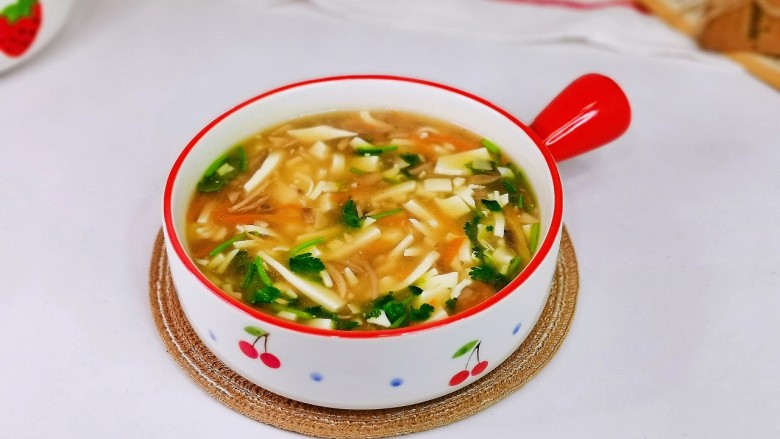 白玉菇豆腐汤,盛出装入汤碗中即可食用,简单快手的一道汤就做好了。