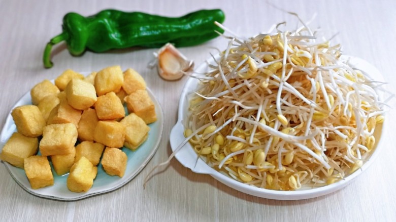 清炒黄豆芽,准备食材,<a style='color:red;display:inline-block;' href='/shicai/ 120'>豆芽</a>用冷水反复泡几次,彻底洗干净,油泡洗干净。