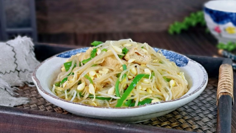 清炒黄豆芽,盛出装盘,即可食用。