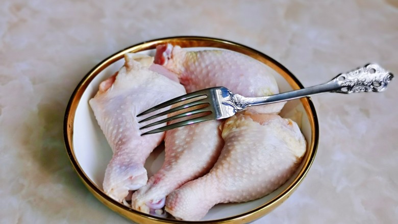 蒜香鸡腿,再用食品叉扎出洞洞眼,便于腌制时入味。
