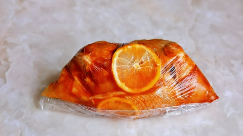 蒜香鸡腿,装入食品戴中,放入冰箱冷藏腌制8小时以上。