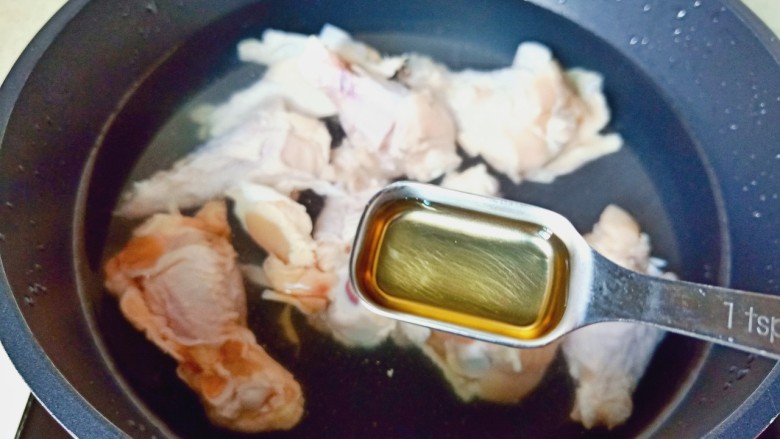 蒜香鸡腿,鸡腿冷水下锅点火开始焯水(冷水下锅焯水会把血水和浮沫焯出来,热水下锅只会把鸡腿表皮烫熟,把血水都留在鸡肉里,所以比较推荐冷水下锅!)加<a style='color:red;display:inline-block;' href='/shicai/ 718'>料酒</a>去腥。