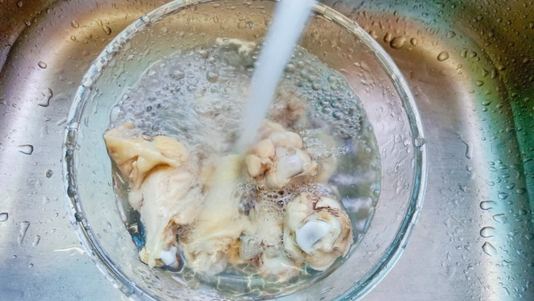 蒜香鸡腿,焯水过后的鸡腿用清水把表面浮沫清洗干净,并且把鸡腿控干水分或者用厨房纸巾擦干。