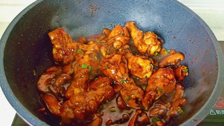 蒜香鸡腿,炖煮的汤汁浓稠,加盐与鸡精调味,再焖五分钟左右,撒上香葱就可以关火。