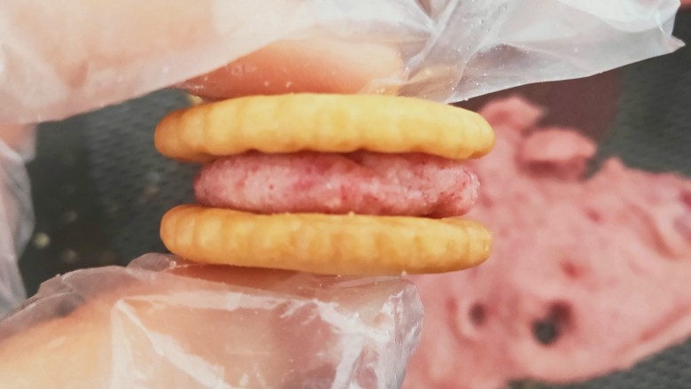 小圆饼牛扎饼干, 夹紧