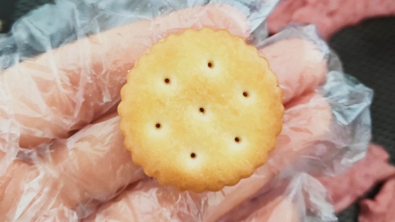 小圆饼牛扎饼干,最后再盖上一片苏打饼干 
