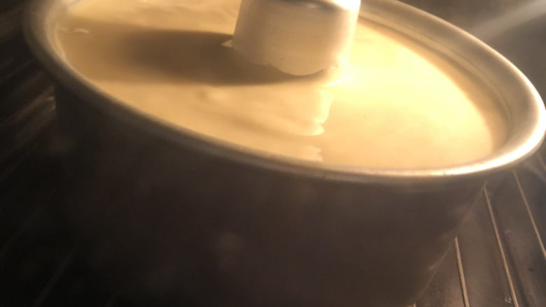 香草炼乳戚风,烤箱预热170度,烤约35分钟。