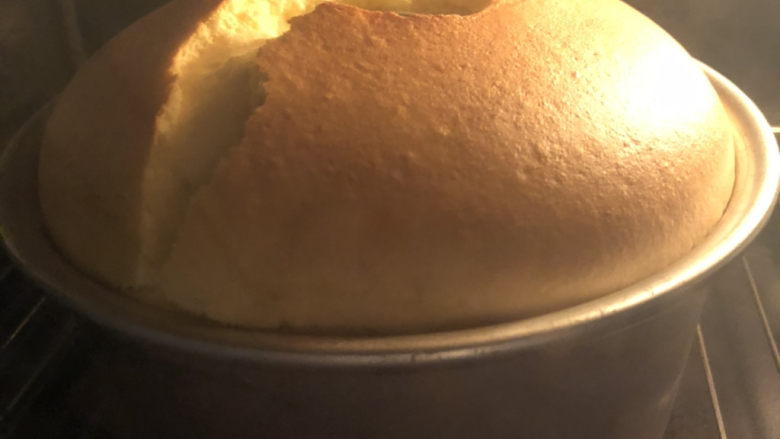 香草炼乳戚风,到最高处回落出炉,倒扣冷却后脱模。