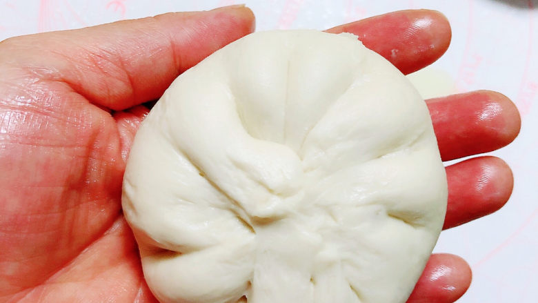 梅干菜肉包,四周逐渐掐起,封口。